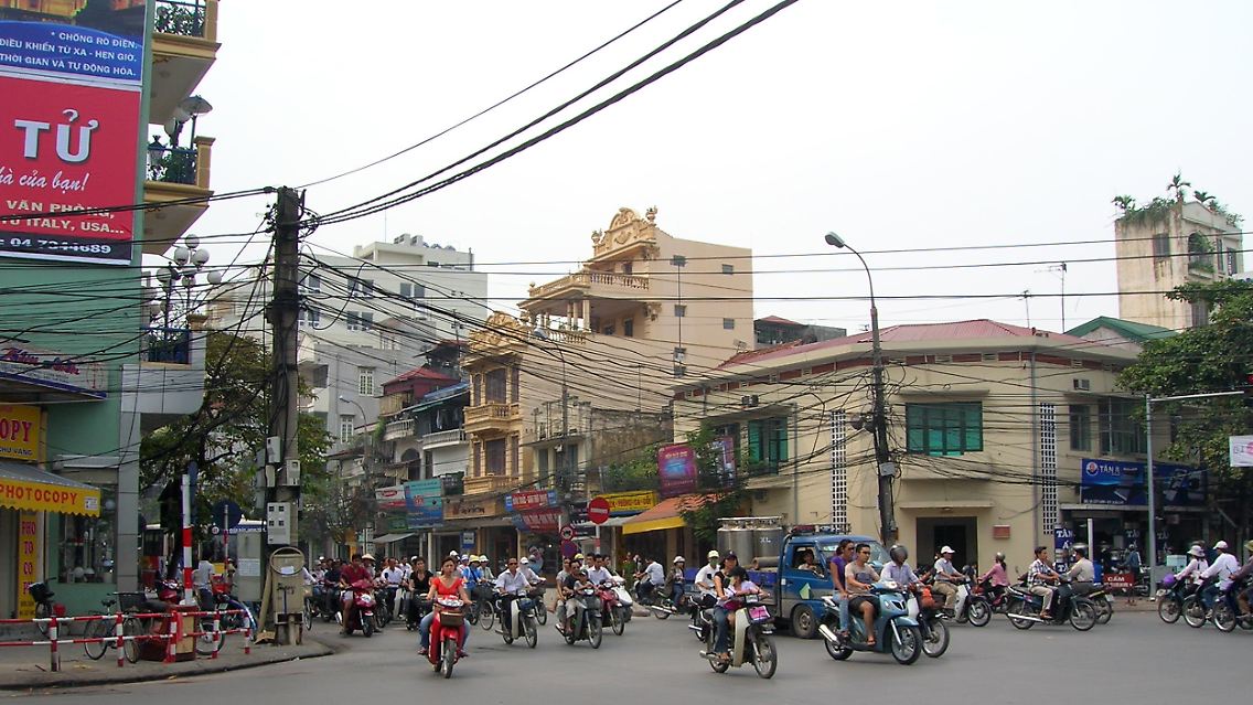 Modernes Hanoi: In Vietnams Hauptstadt sind wie im ganzen Land Millionen von Motorrollern unterwegs.