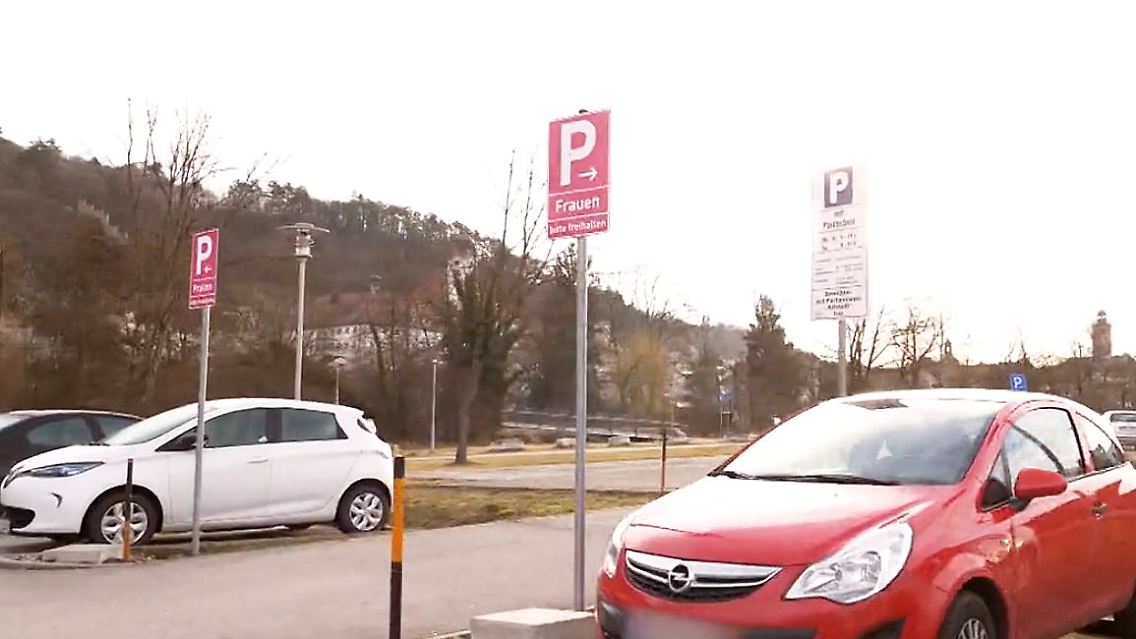 Frauenparkplatz-Schilder.JPG