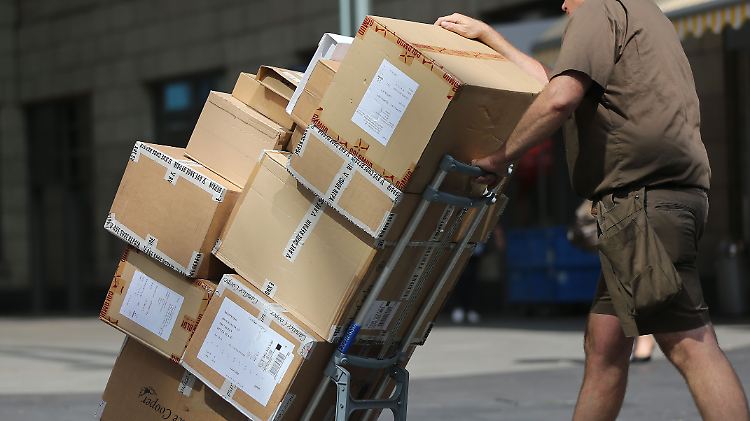 Ein Paketbote im Einsatz. 