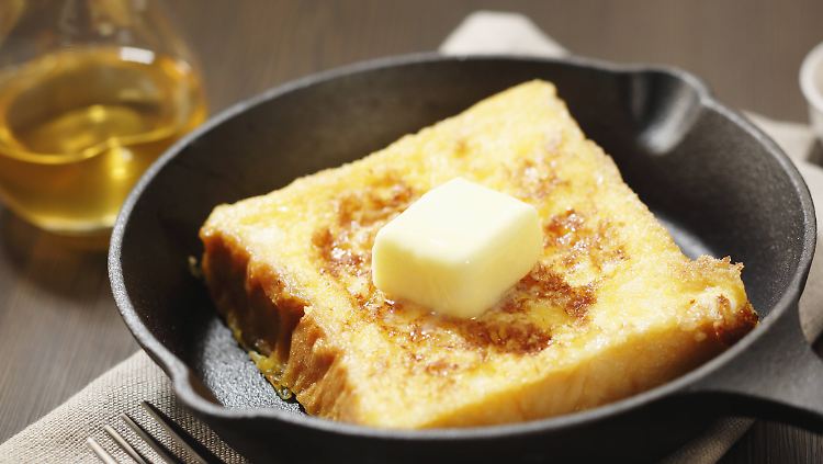 Fett und Kohlenhydrate: Gebutterter Toast gehört für viele zu einem guten Frühstück dazu.