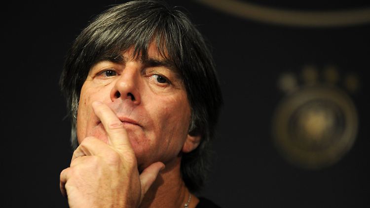Ginter? Rüdiger? Tah? Oder alle auf einmal? Joachim Löw.