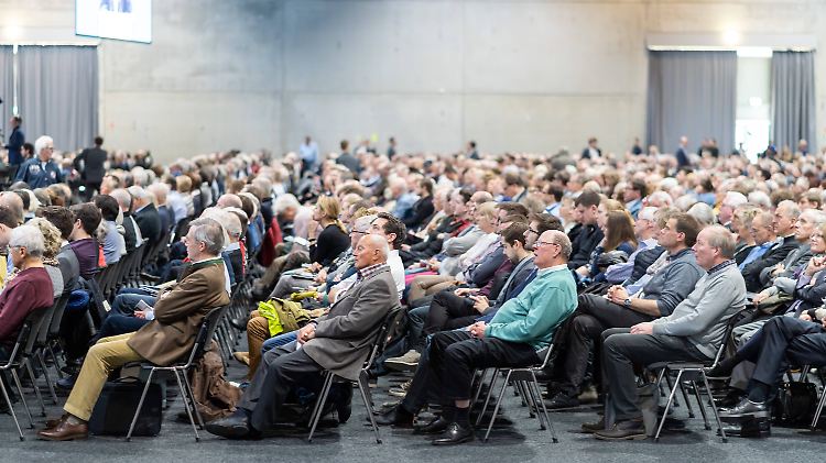 Einmal im Jahr laden börsennotierte Unternehmen zum Treffen der Aktionäre.
