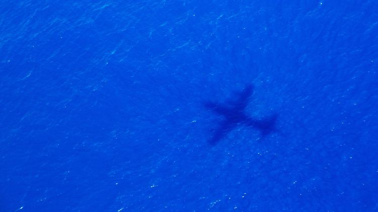 Ein Schatten des Fliegers über dem Indischen Ozean - irgendwo hier könnte die Boeing 777 in der Tiefe liegen.