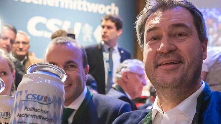 Seinen Dreitagebart nutzt Söder für einen Witz über Grünen-Chef Robert Habeck: "So lässig wie der sind wir schon lange, bloß wächst bei uns mehr, das ist der Unterschied."