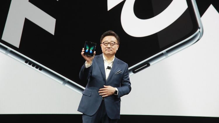 Samsungs Mobile-Chef DJ Koh mit dem Galaxy Fold.