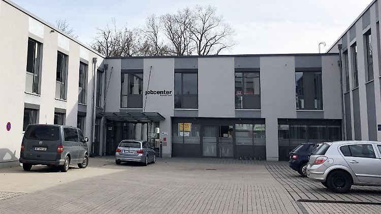 Im Jobcenter in Bayreuth verletzt ein Mann mehrere Mitarbeiter mit einem Messer.