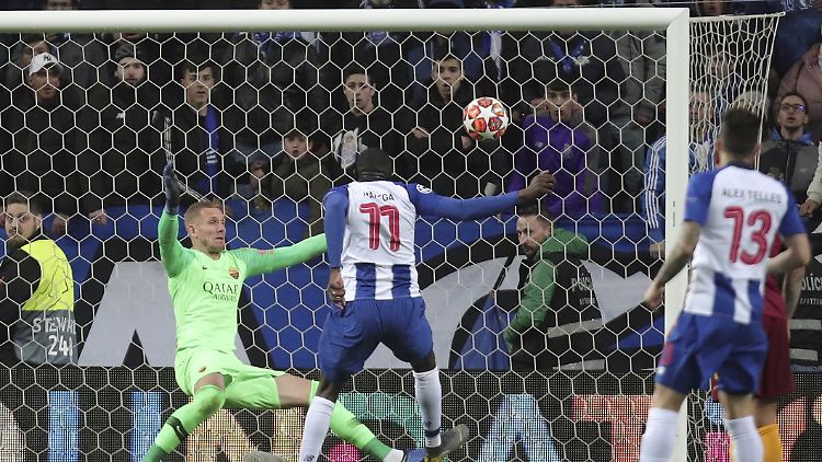 Portos Marega trifft zum zwischenzeitlichen 2:1 gegen die Roma.