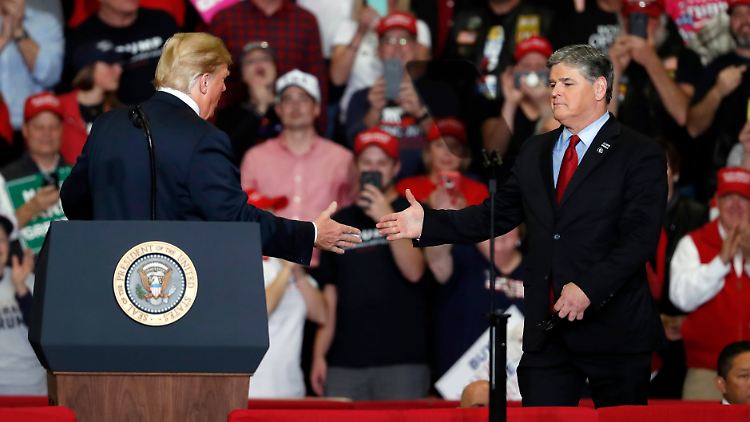Fox-News-Moderator Sean Hannity (rechts) trat mit US-Präsident Trump im Wahlkampf 2018 auf.