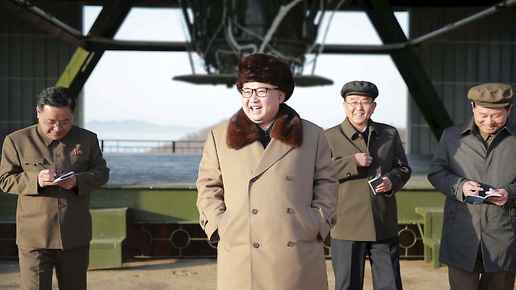 Nordkoreas Machthaber Kim Jong Un bei einer Stippvisite auf der Raketentestanlage Sohae, vermutlich im Jahr 2016.