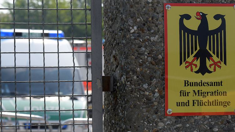 Das Bamf leitete rund 5000 Hinweise auf "Straftaten nach dem Völkerrecht" weiter.