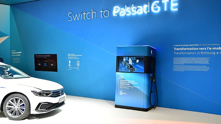Mit einer neuen mobilen Schnellladesäule will VW weiter seine Elektro-Kompetenz beweisen.