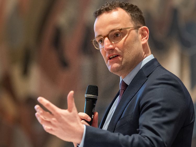 Gesundheitsminister Spahn appellierte an die Kassen, mit den Überschüssen "die Versorgung besser zu machen".