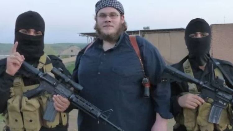 Christian Emde inmitten bewaffneter IS-Kämpfer.