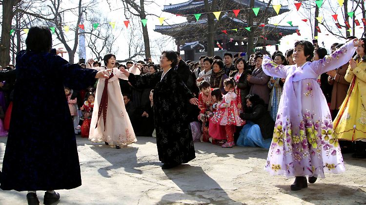 Herausgeputzt an die Wahlurne: Nordkoreanerinnen in traditionellen Kleidern feiern am Wahltag 2014.