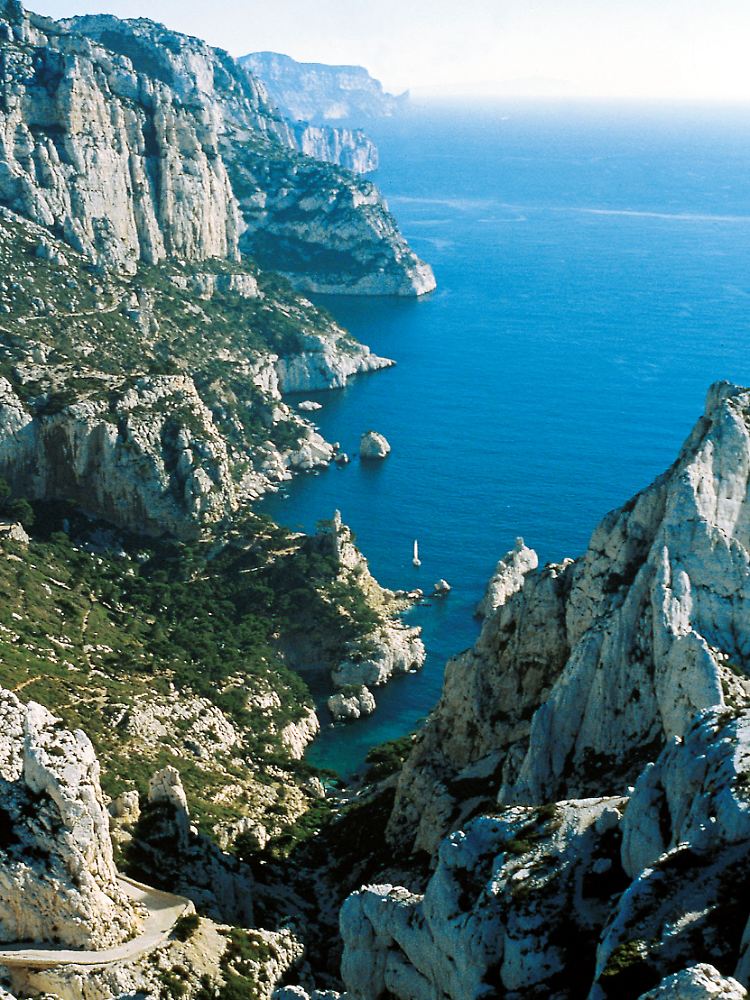 Schön und nah: Der 20 Kilometer lange Küstenstreifen der Calanques gehört noch zum Stadtgebiet Marseilles - und zu den schönsten Landschaften Frankreichs.