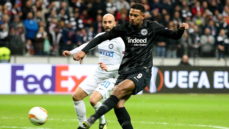 Mittelstürmer Haller im Duell mit Inters Valero.