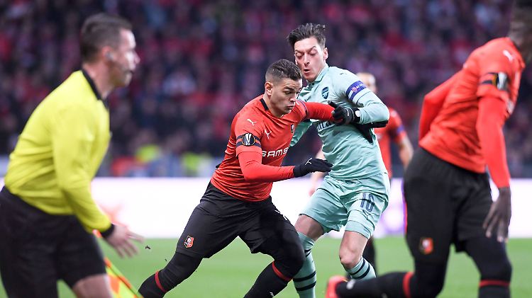Mesut Özil im Zweikampf mit Hatem Ben-Arfa.