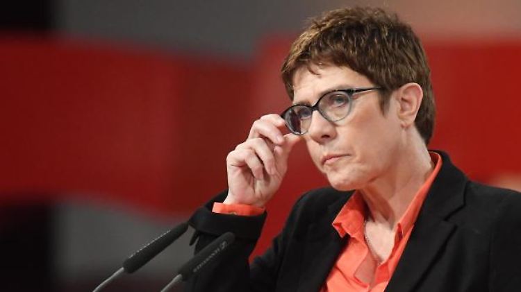 Annegret Kramp-Karrenbauer versucht, den konservativen Flügel der Partei anzusprechen.