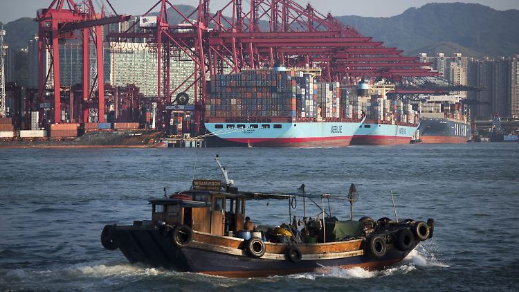 Container werden an den Kwai Tsing Terminals in Hong Kong auf ein Schiff verladen.