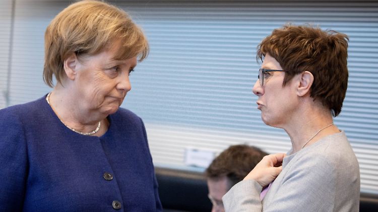 Angela Merkel ist Kanzlerin, Annegret Kramp-Karrenbauer CDU-Chefin - doch wie lange gilt diese Arbeitsteilung noch?