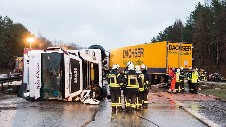 Die Autobahn wird noch einige Stunden gesperrt bleiben.