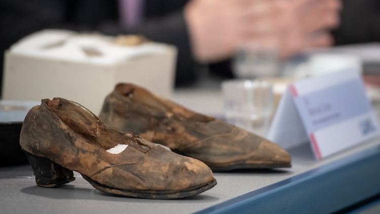 Zwei Damenschuhe, die die Wissenschaflter bei ihren Ausgrabungen entdeckt haben.