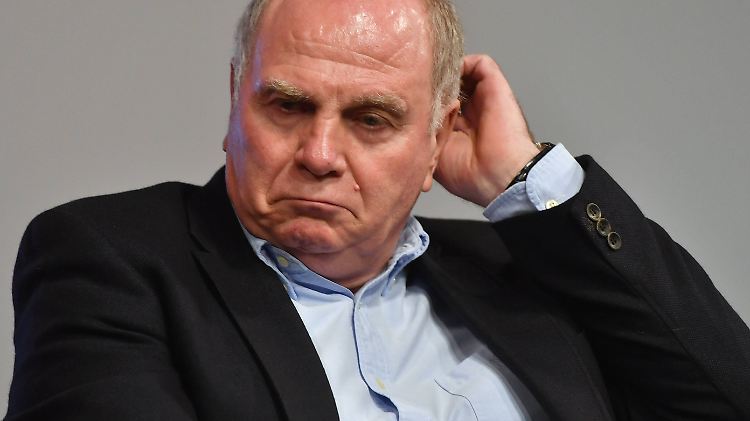 Überlegt noch, was er zum Aus von Boateng, Hummels und Müller in der DFB-Elf sagen soll: Bayern-Boss Uli Hoeneß.