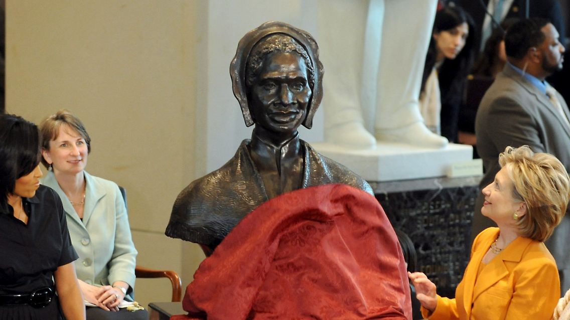 Hillary Clinton, Nancy Pelosi und Sheila Jackson Lee enthüllen eine Büste von Sojourner Truth in der Emancipation Hall im US-Kapitol.
