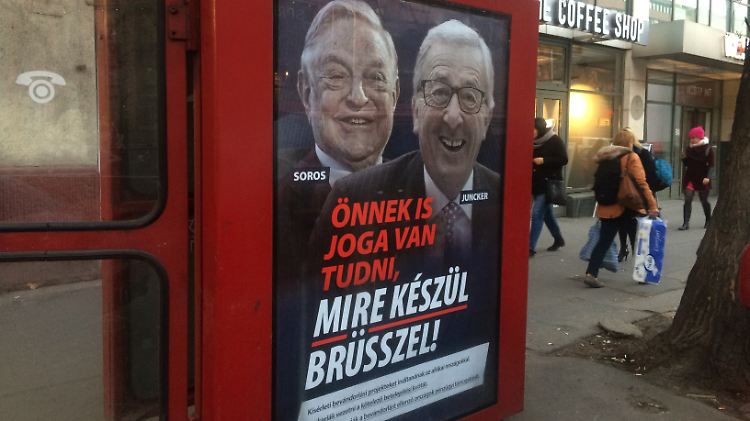 In der Medienkampagne wirft Orbans Regierung US-Milliardär George Soros und EU-Kommissionspräsident Jean-Claude Juncker die Förderung illegaler Einwanderung vor.
