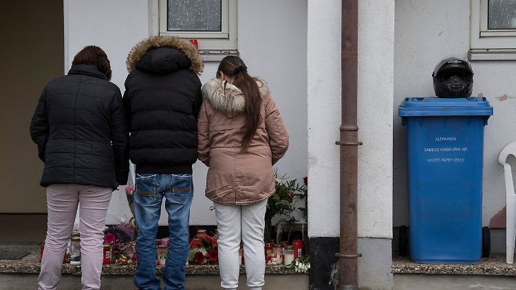 Nachbarn und Freunde trauen vor dem Haus, wo die 21-Jährige erstochen wurde.