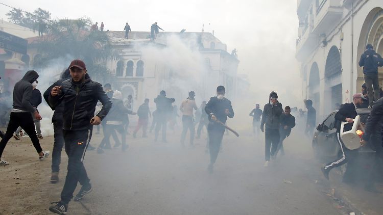 Tausende demonstrieren gegen Bouteflika.