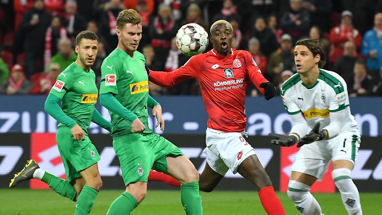 Der Mönchengladbacher Innenverteidiger Nico Elvedi (2. von links) schoss das erste Tor für die Borussia.