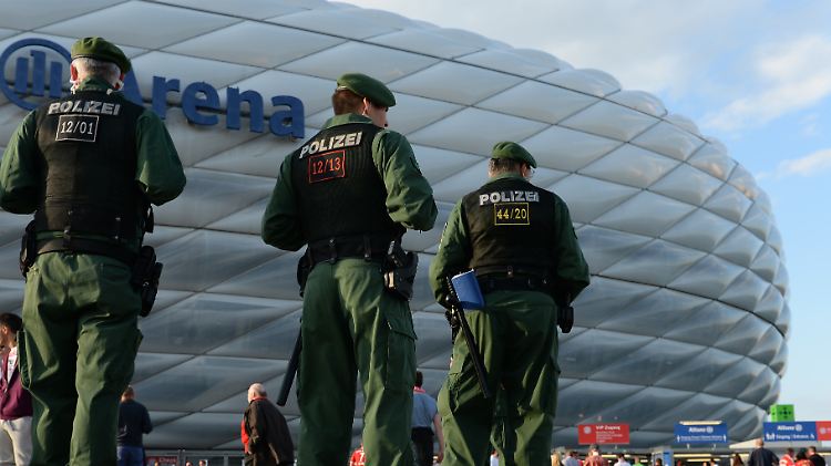 Polizei vor dem Münchner Fußballstadion.