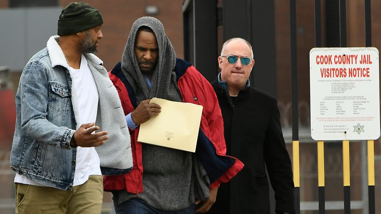 R. Kelly (M.) beim Verlassen des Gefängnisses.