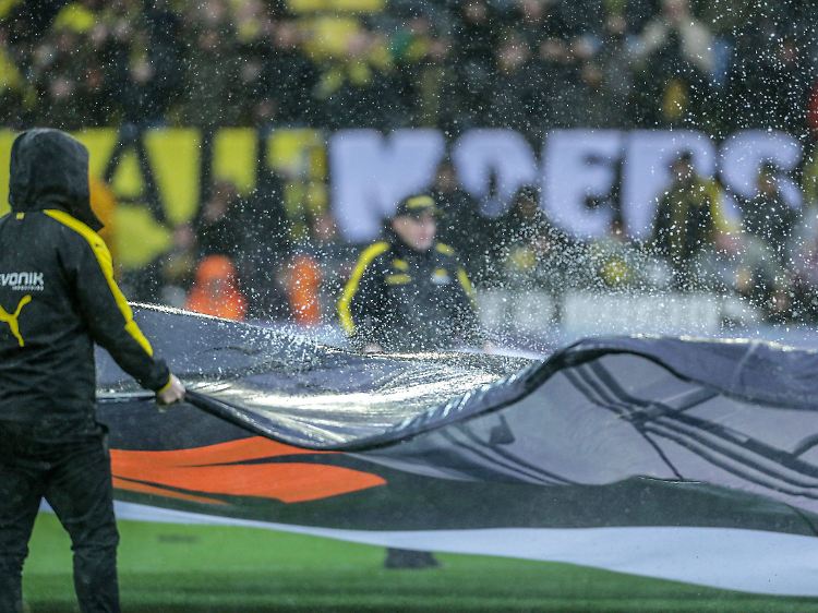 Vor und während des Spiels regnete es heftig. Dazu kam ein eisiger Wind.