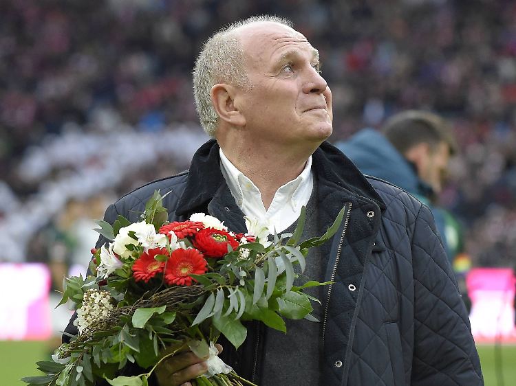 Ulli Hoeneß will sich übrigens wohl nach dem Liverpool-Spiel zu Löws Personalentscheidung äußern.