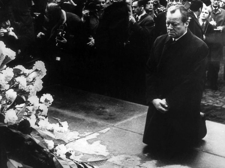 Brandt kniet am 7. Dezember 1970 vor dem Mahnmal im einstigen jüdischen Ghetto in Warschau, das den Helden des Ghetto-Aufstandes vom April 1943 gewidmet ist.