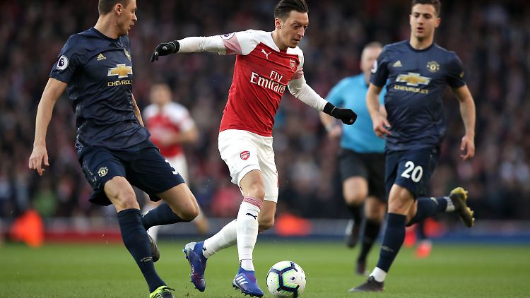 Mesut Özil stand beim Spiel gegen Manchester United in der Startformation.
