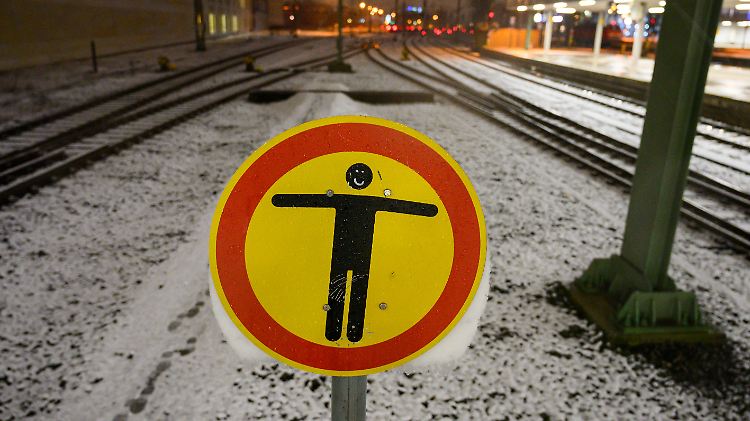 Vielerorts kam es wegen den Auswirkungen des Sturmtiefs "Eberhard" zu Behinderungen im Bahnverkehr. Sie können auch noch teilweise bis weit in den Montag hinein andauern.