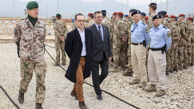 Maas bei einer Gedenkzeremonie am Ehrenhain im Feldlager Camp Marmal mit Karsten Diethelm Geier, Generalkonsul der Bundesrepublik Deutschland in Masar-e Scharif, und Brigadegeneral Gerhard Klaffus