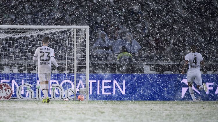 Schnee sei Dank: Hannovers Genki Haraguchi hat den Ball aufs leere Leverkusener Tor geschossen. Hinein ging er nicht.