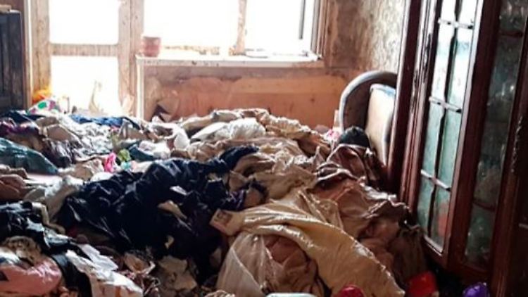 Die Müllberge stapelten sich in der Moskauer Wohnung.