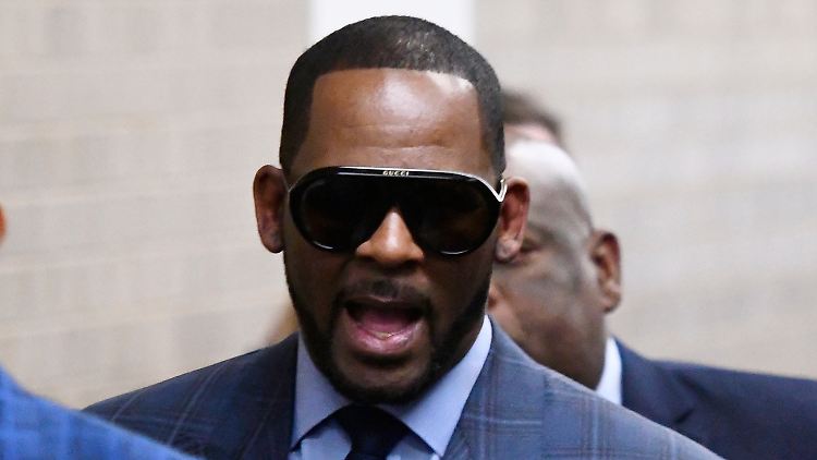 R. Kelly wird sexueller Missbrauch in mehreren Fällen vorgeworfen. Ein neues Video soll ihn zusätzlich belasten.