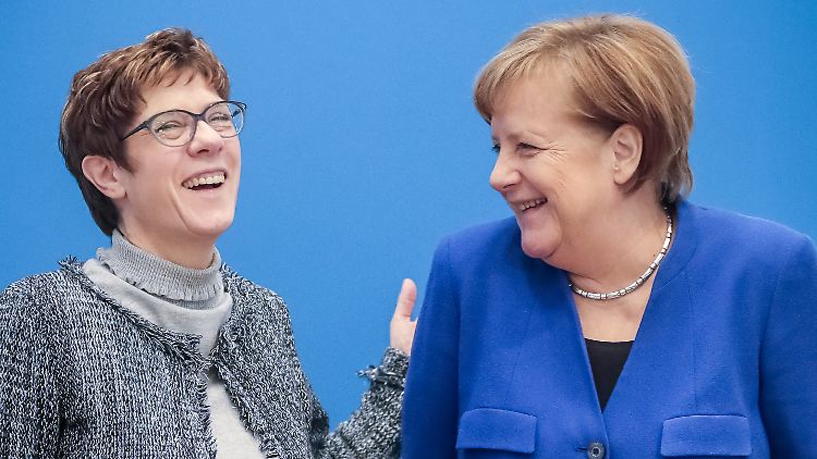 CDU-Chefin Kramp-Karrenbauer und ihre Amtsvorgängerin Merkel