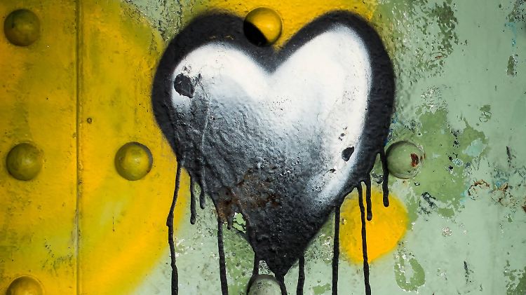 Auslöser des Broken-Heart-Syndroms können Stress, Liebeskummer, Operationen, Stürze oder auch extreme Freude sein.