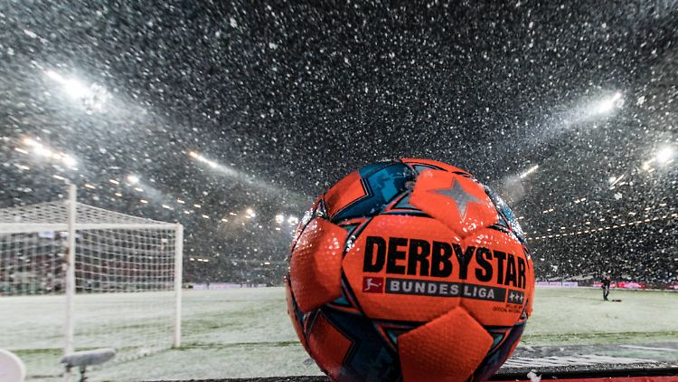 Vorne leuchtendes Orange, hinten kaltes Weiß: Damit der Ball trotz Schnee zu sehen ist, gibt es diese besonders farbenfrohe Edition.