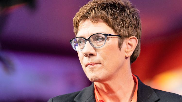 Kramp-Karrenbauer antwortet Macron - und erteilt ihm in etlichen Punkten eine Absage.