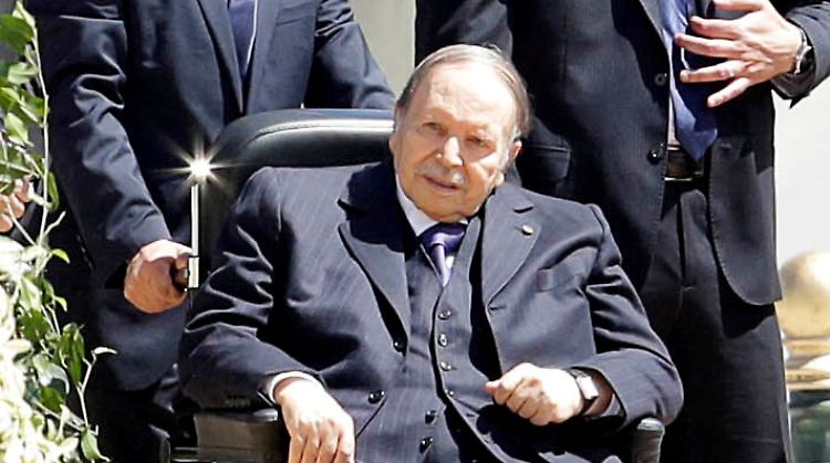 Bouteflika scheint sich dem Druck der Straße zu beugen.