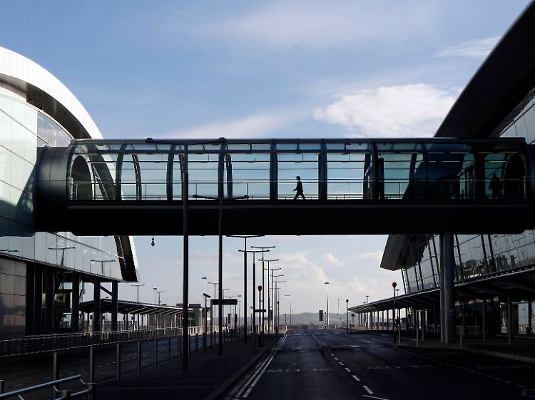 Fußgängebrücke am Flughafen Dublin: Der Euro befindet sich in einer historischen Übergangsphase.