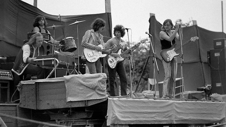 Die Puhdys 1972 in Gründungsbesetzung: Peter Meyer, Gunther Wosylus, Dieter Quaster Hertrampf, Harry Jeske und Dieter "Maschine" Birr (v.l.).